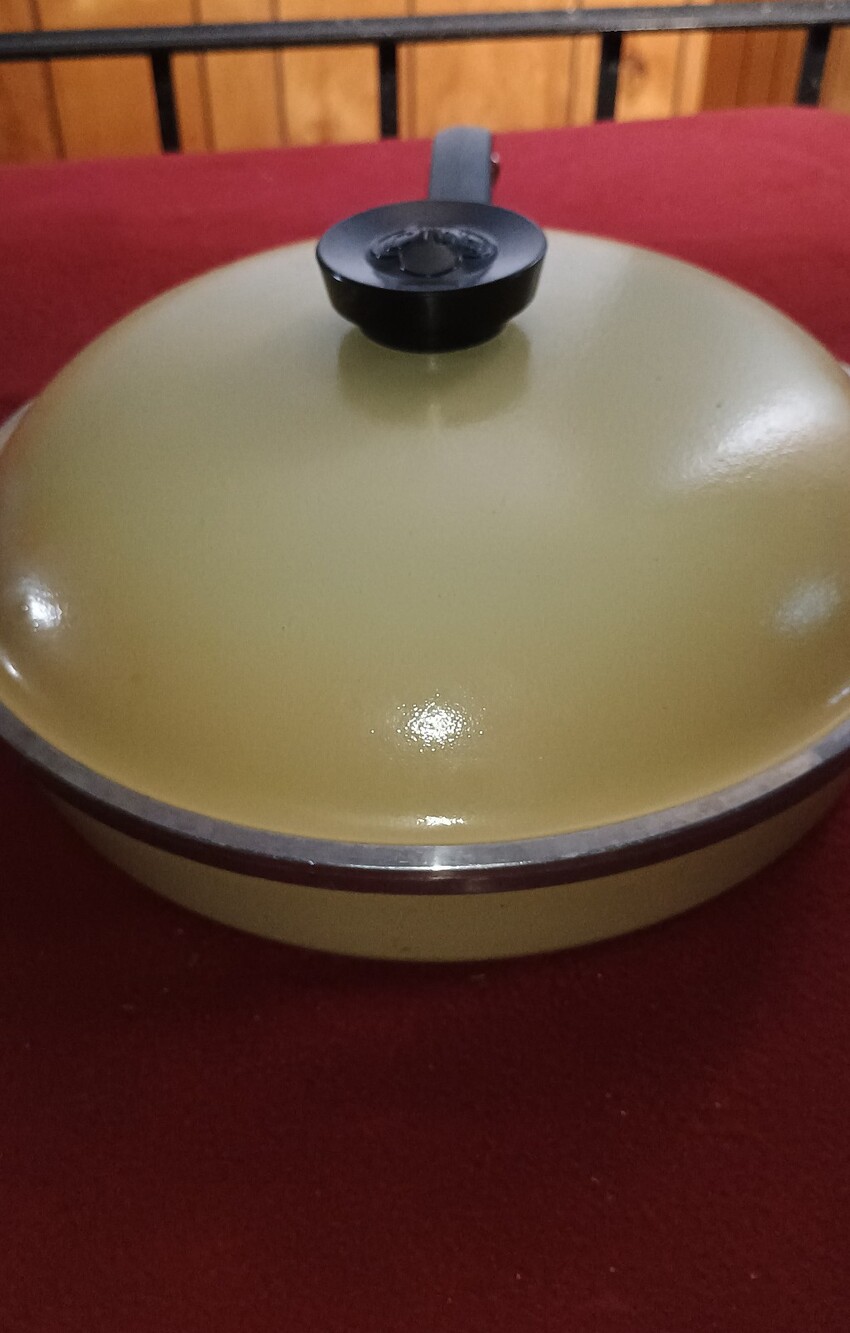 Vintage Yellow Club Aluminum Frying Pan Skillet 10 inches with Lid